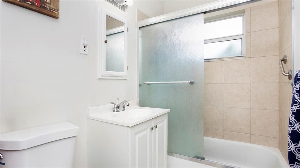 待售: $240,000 (2 贝兹, 1 浴室, 832 平方英尺)