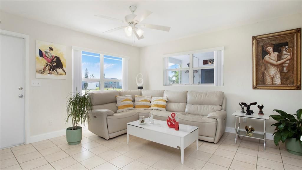 待售: $240,000 (2 贝兹, 1 浴室, 832 平方英尺)