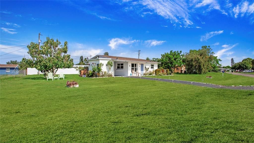 待售: $240,000 (2 贝兹, 1 浴室, 832 平方英尺)