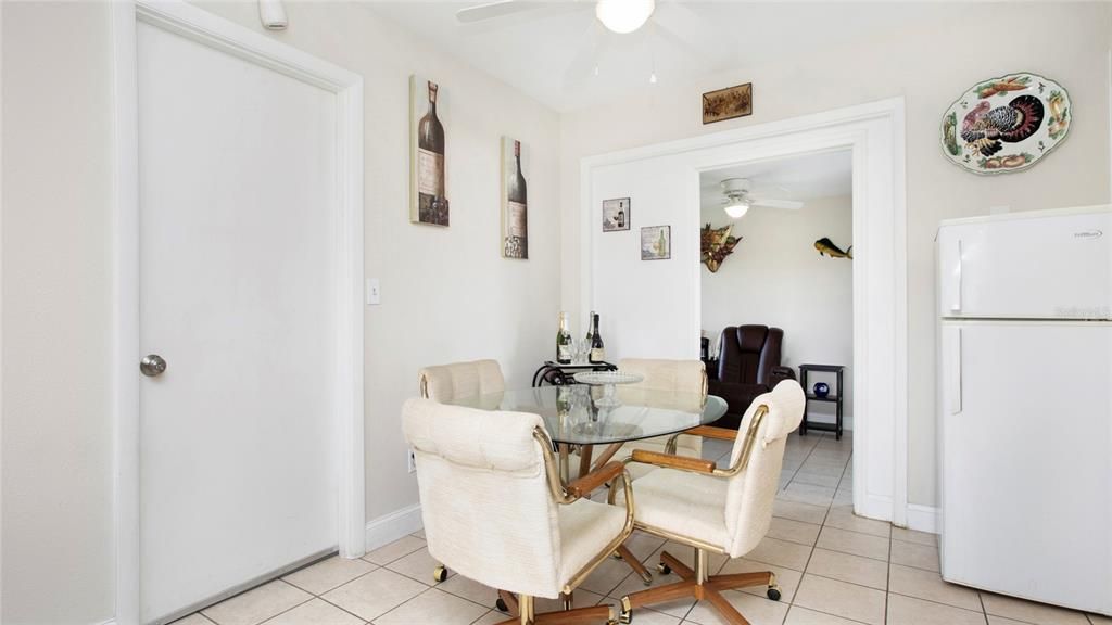 待售: $240,000 (2 贝兹, 1 浴室, 832 平方英尺)