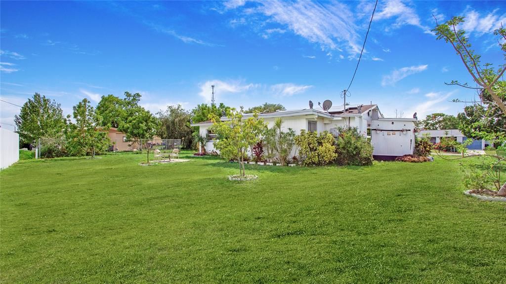 待售: $240,000 (2 贝兹, 1 浴室, 832 平方英尺)