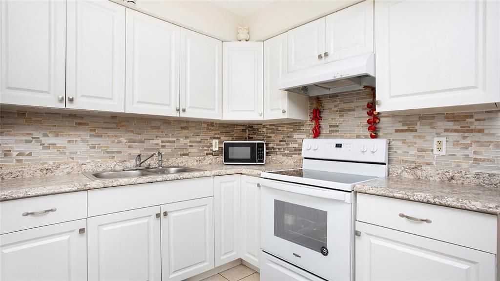 待售: $240,000 (2 贝兹, 1 浴室, 832 平方英尺)