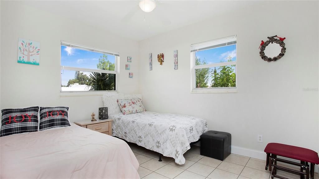 待售: $240,000 (2 贝兹, 1 浴室, 832 平方英尺)