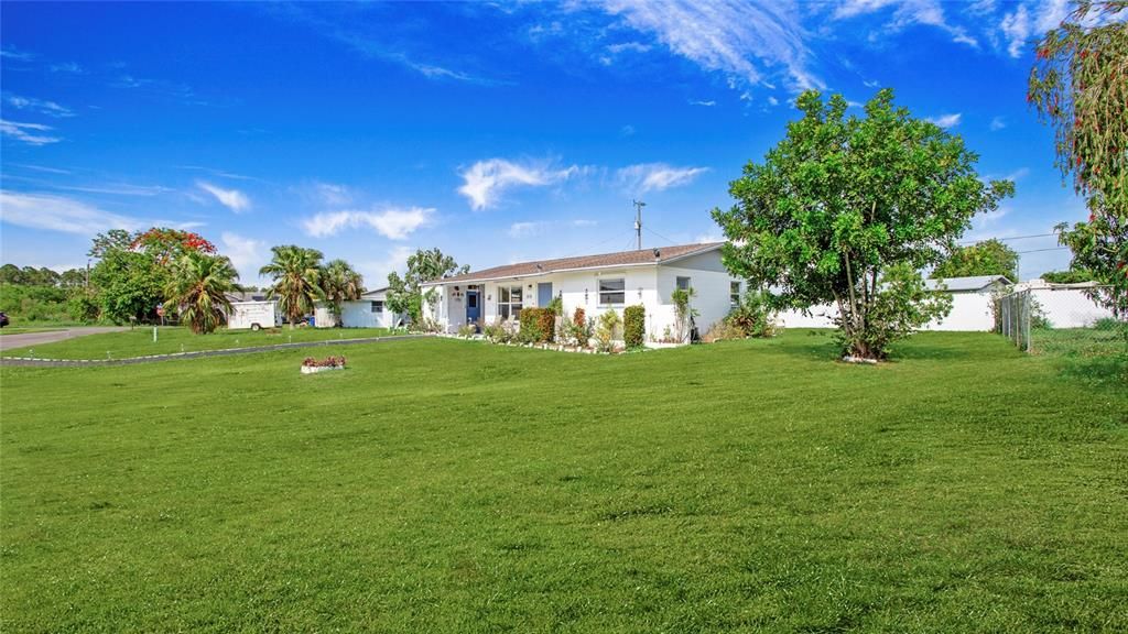 待售: $240,000 (2 贝兹, 1 浴室, 832 平方英尺)