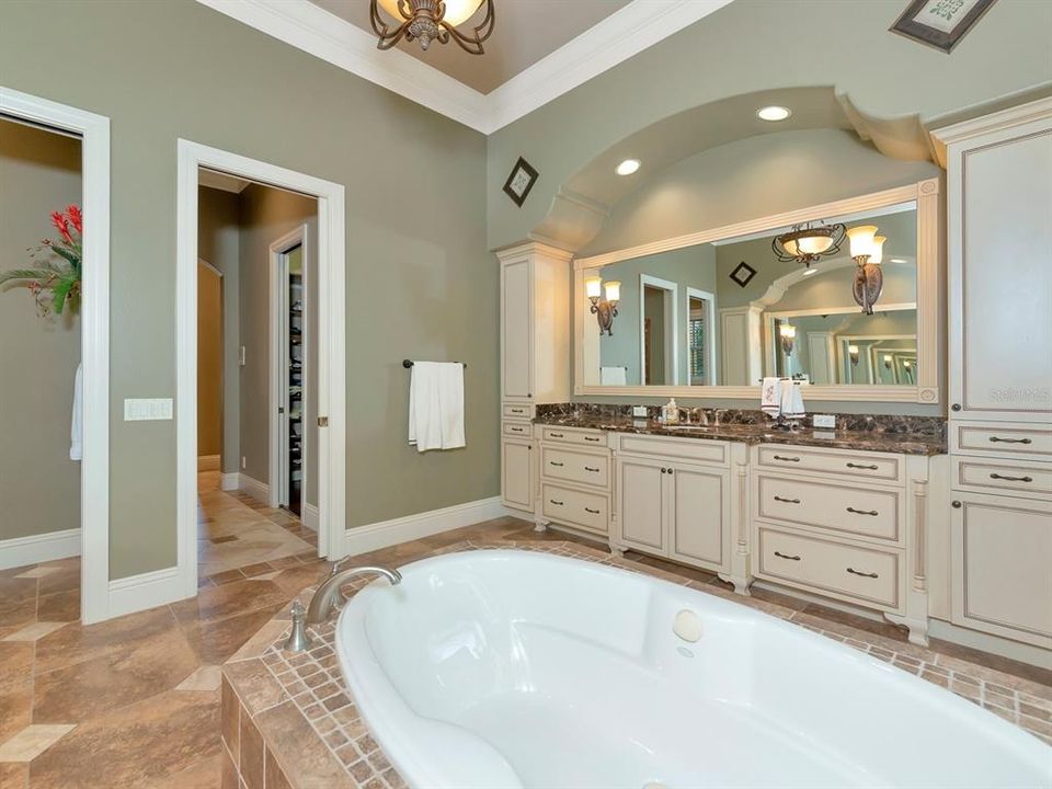 待售: $3,250,000 (4 贝兹, 5 浴室, 4990 平方英尺)