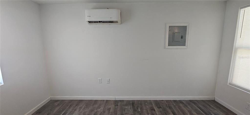 出租: $699 (0 贝兹, 1 浴室, 250 平方英尺)