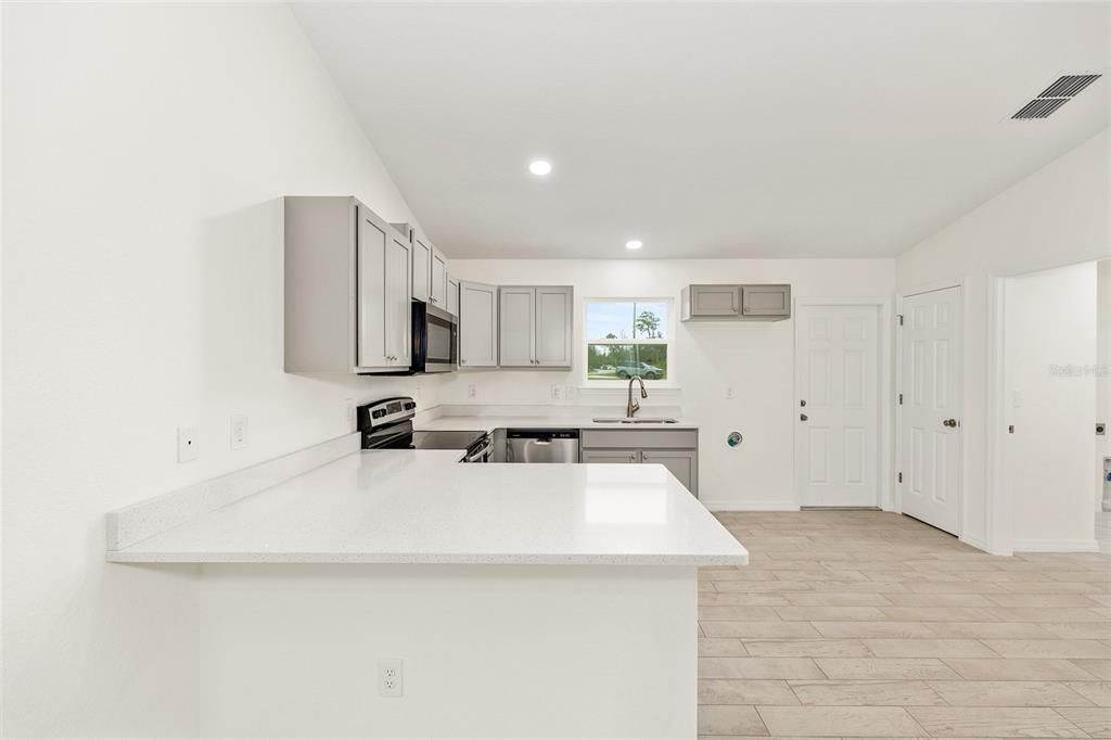 Active With Contract: $235,000 (3 beds, 2 baths, 1091 Square Feet)