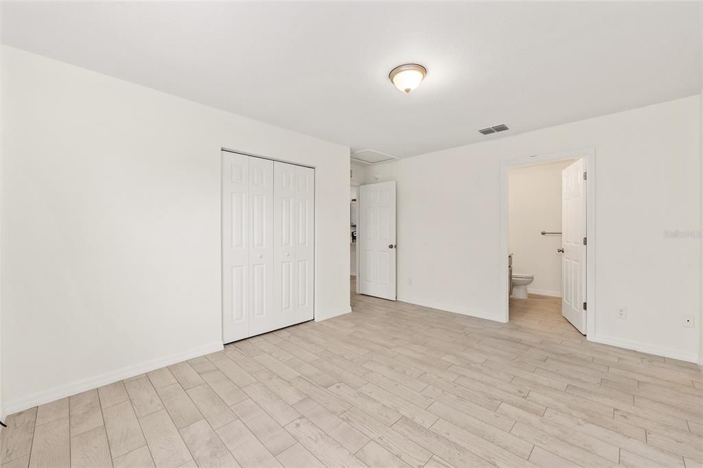 Active With Contract: $235,000 (3 beds, 2 baths, 1091 Square Feet)