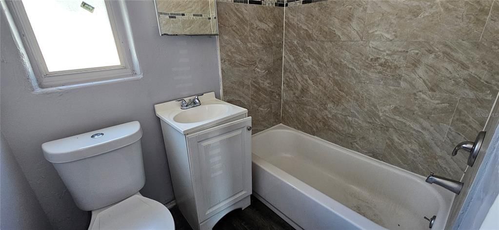 For Rent: $1,000 (2 beds, 1 baths, 650 Square Feet)