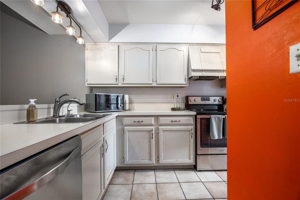 Active With Contract: $185,000 (2 beds, 2 baths, 1340 Square Feet)