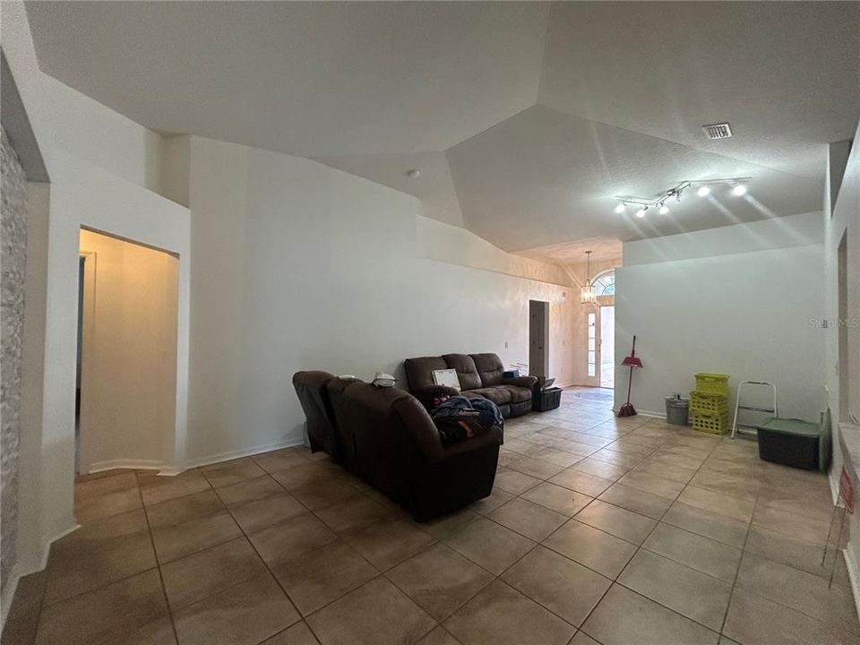 For Rent: $2,500 (4 beds, 2 baths, 1874 Square Feet)