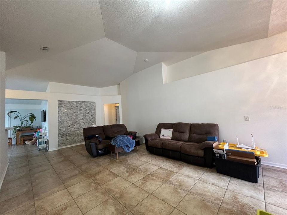 For Rent: $2,500 (4 beds, 2 baths, 1874 Square Feet)