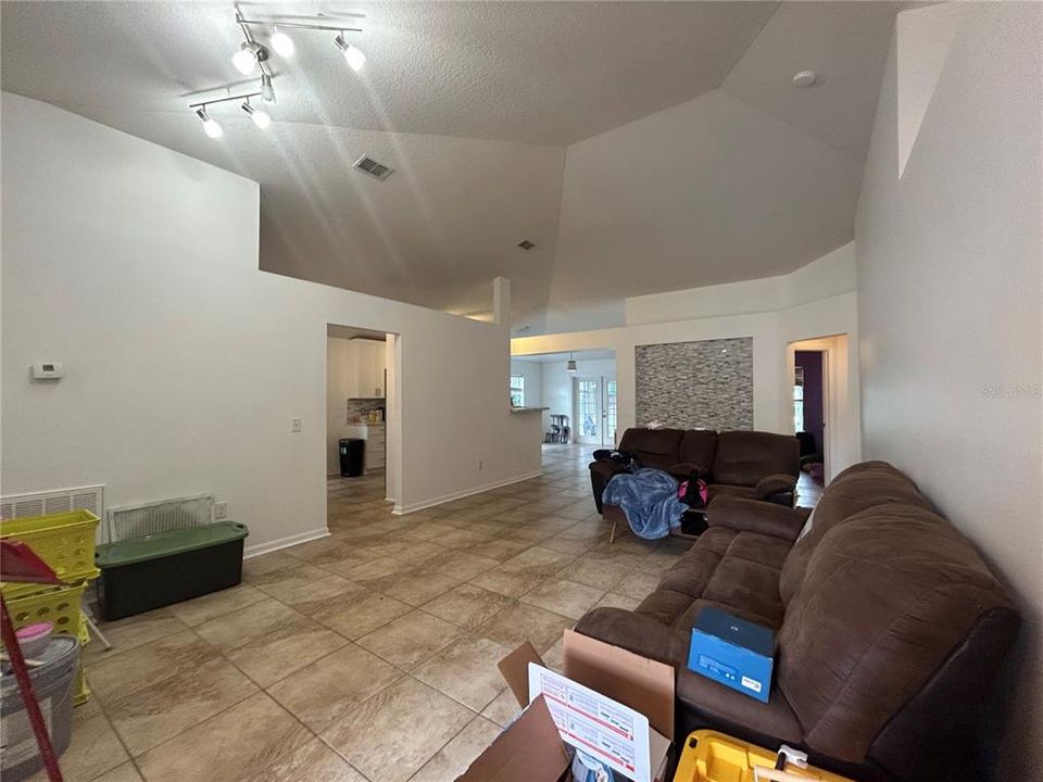 For Rent: $2,500 (4 beds, 2 baths, 1874 Square Feet)