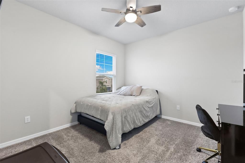 合同活跃: $360,000 (4 贝兹, 2 浴室, 2061 平方英尺)