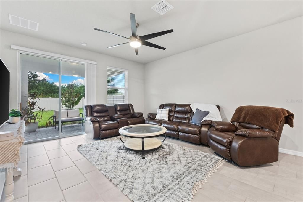 合同活跃: $360,000 (4 贝兹, 2 浴室, 2061 平方英尺)