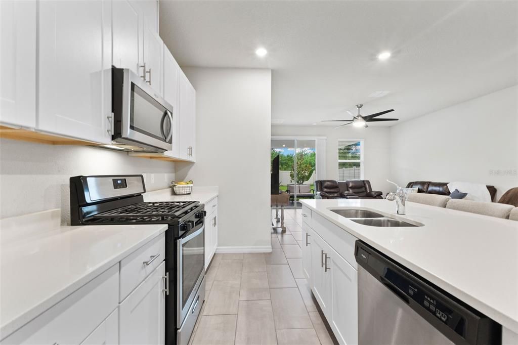 合同活跃: $360,000 (4 贝兹, 2 浴室, 2061 平方英尺)