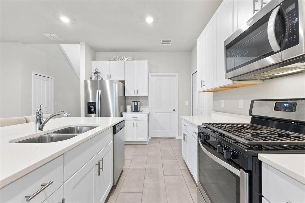 合同活跃: $360,000 (4 贝兹, 2 浴室, 2061 平方英尺)