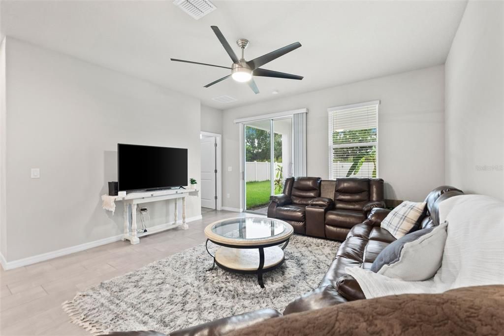 合同活跃: $360,000 (4 贝兹, 2 浴室, 2061 平方英尺)