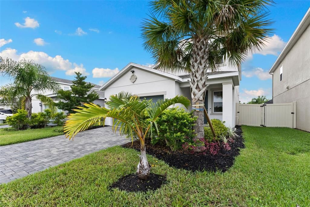 合同活跃: $360,000 (4 贝兹, 2 浴室, 2061 平方英尺)