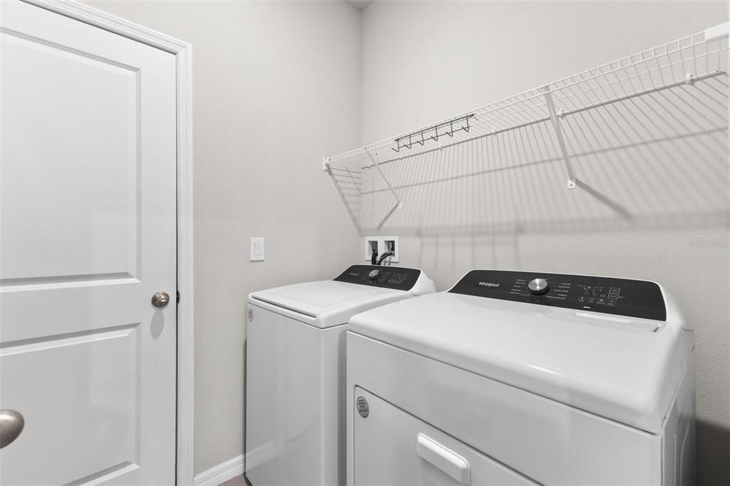 合同活跃: $360,000 (4 贝兹, 2 浴室, 2061 平方英尺)