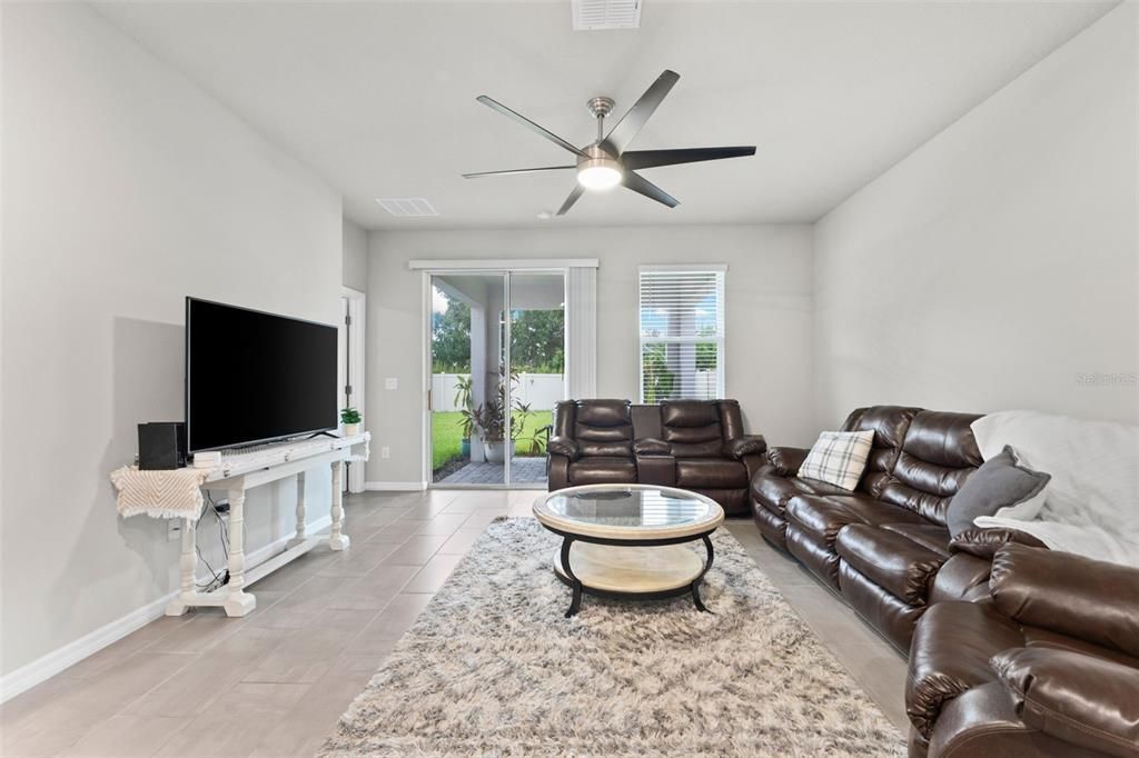 合同活跃: $360,000 (4 贝兹, 2 浴室, 2061 平方英尺)