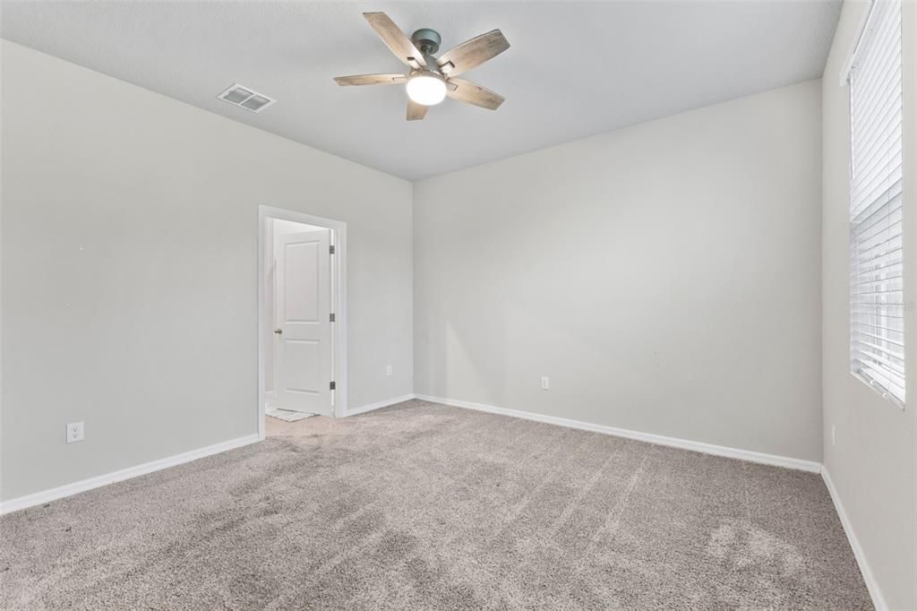 合同活跃: $360,000 (4 贝兹, 2 浴室, 2061 平方英尺)