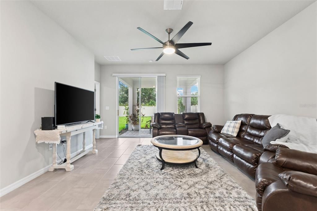 合同活跃: $360,000 (4 贝兹, 2 浴室, 2061 平方英尺)