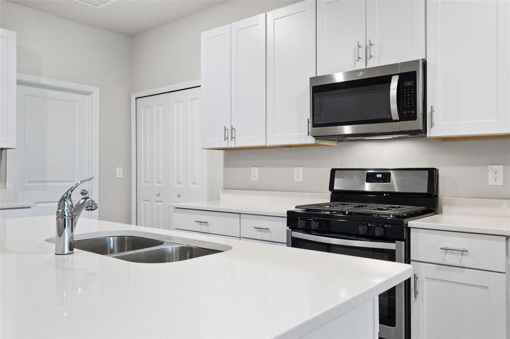 合同活跃: $360,000 (4 贝兹, 2 浴室, 2061 平方英尺)