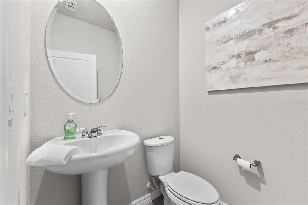 合同活跃: $360,000 (4 贝兹, 2 浴室, 2061 平方英尺)