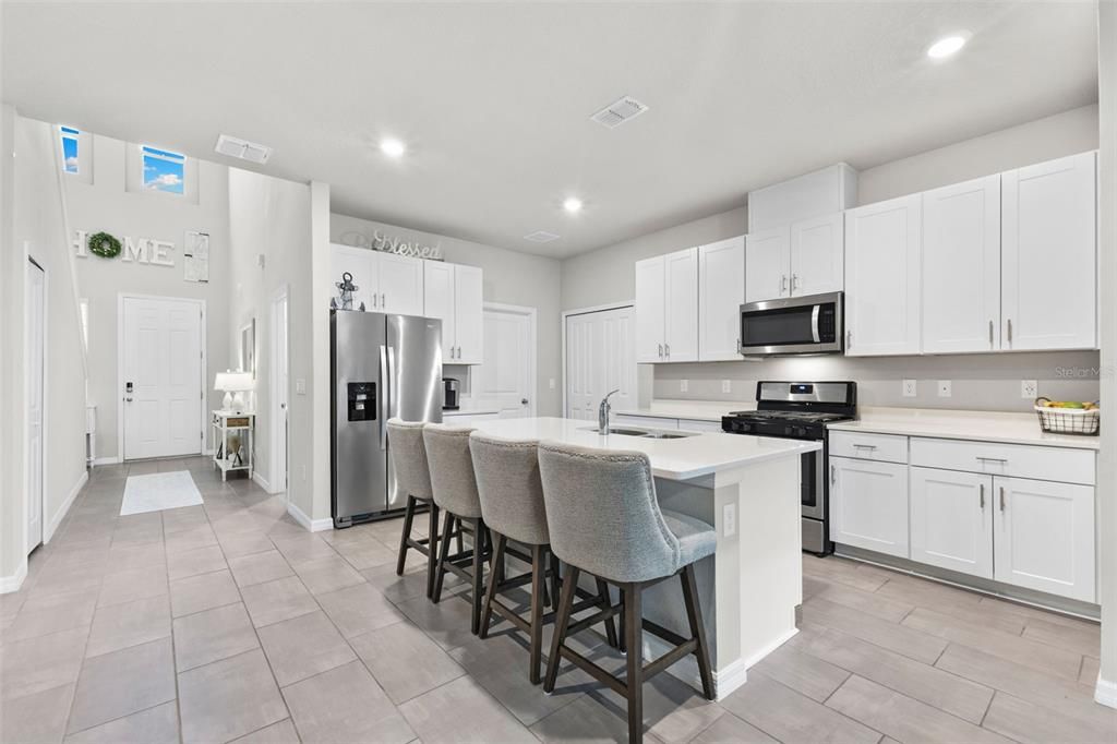 合同活跃: $360,000 (4 贝兹, 2 浴室, 2061 平方英尺)