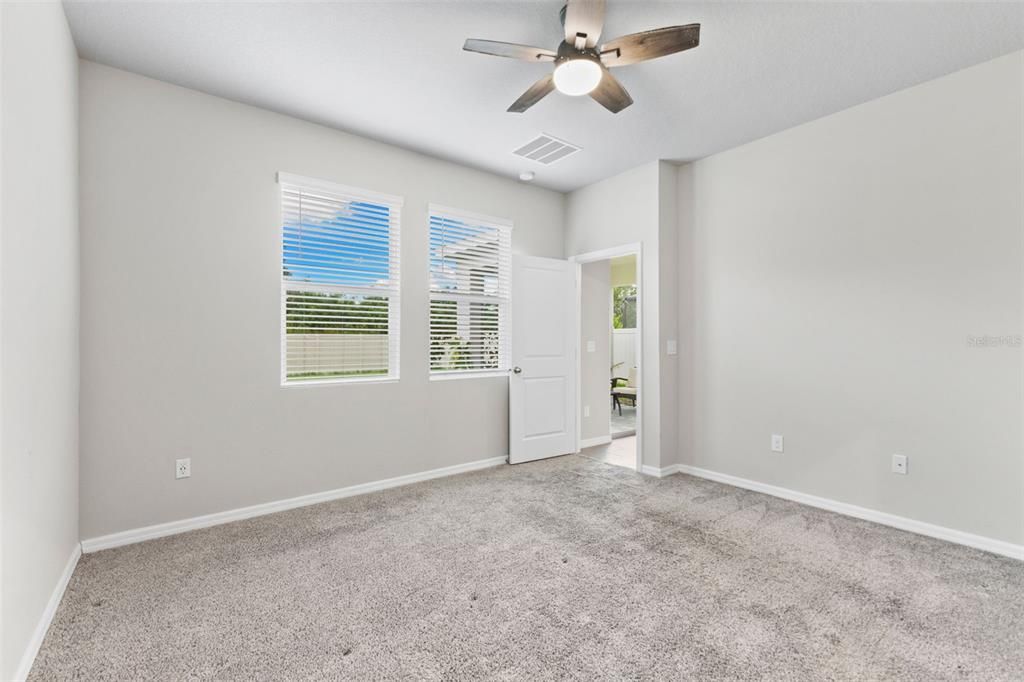 合同活跃: $360,000 (4 贝兹, 2 浴室, 2061 平方英尺)