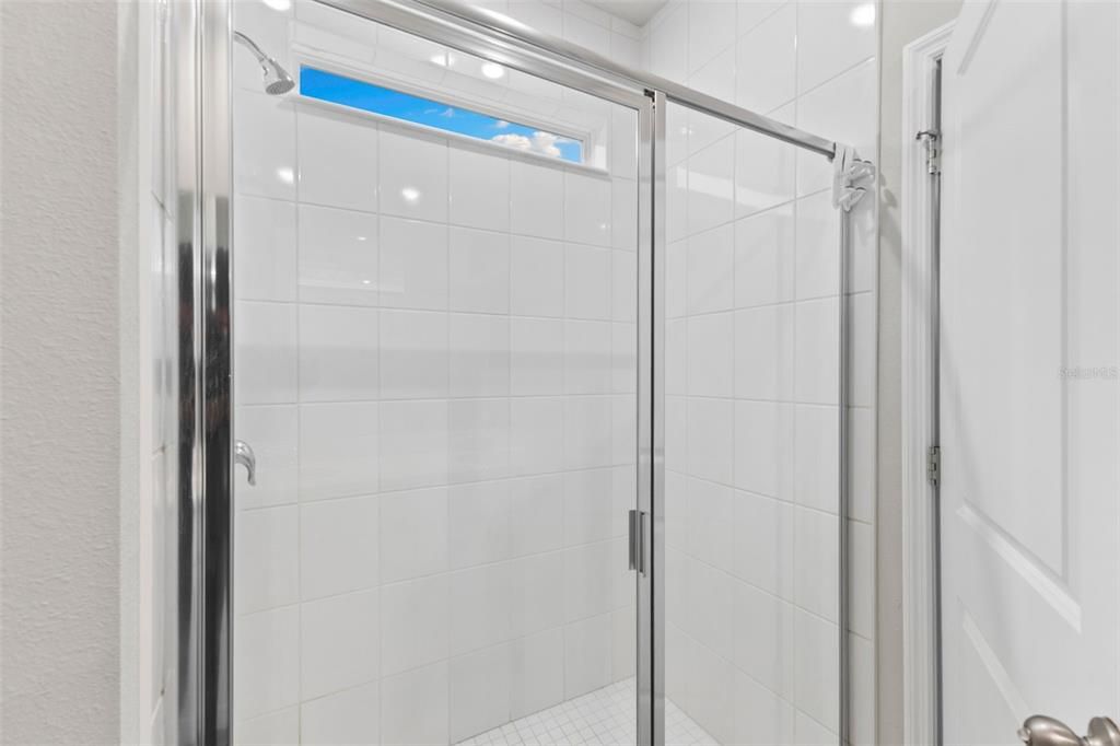 合同活跃: $360,000 (4 贝兹, 2 浴室, 2061 平方英尺)