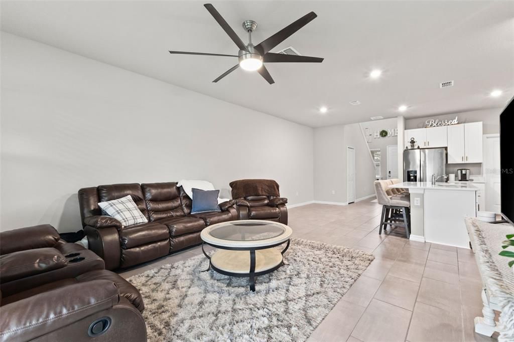 合同活跃: $360,000 (4 贝兹, 2 浴室, 2061 平方英尺)