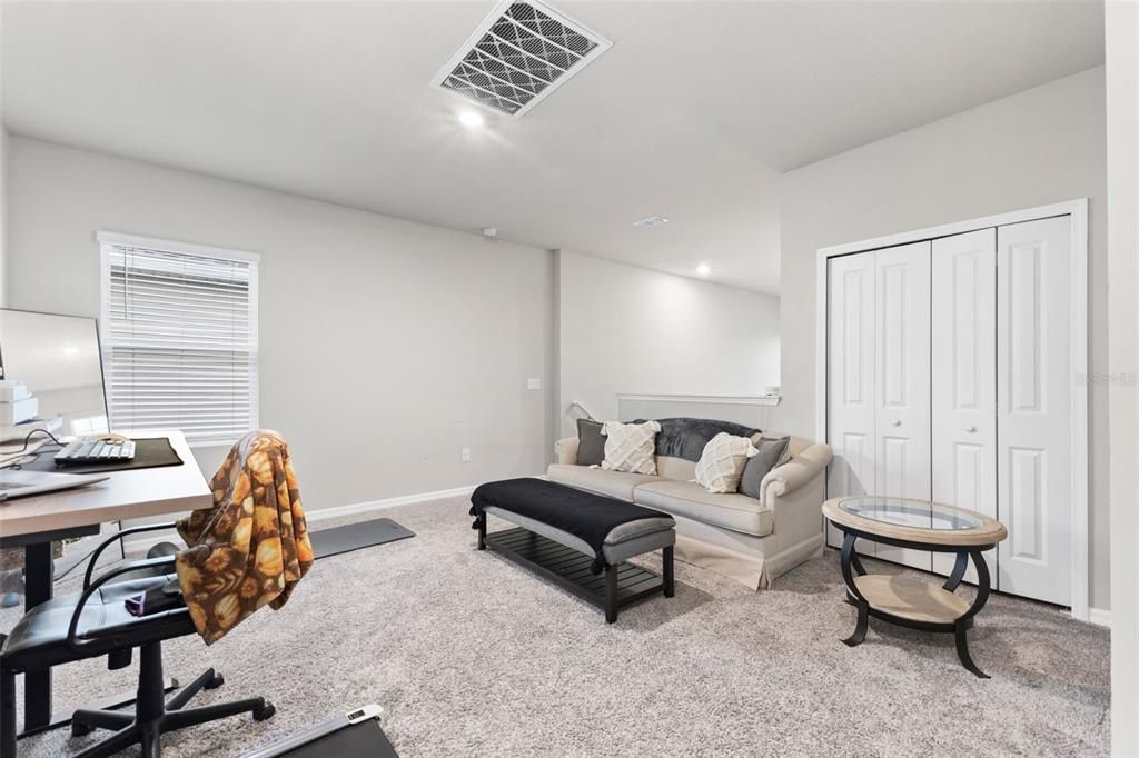 合同活跃: $360,000 (4 贝兹, 2 浴室, 2061 平方英尺)