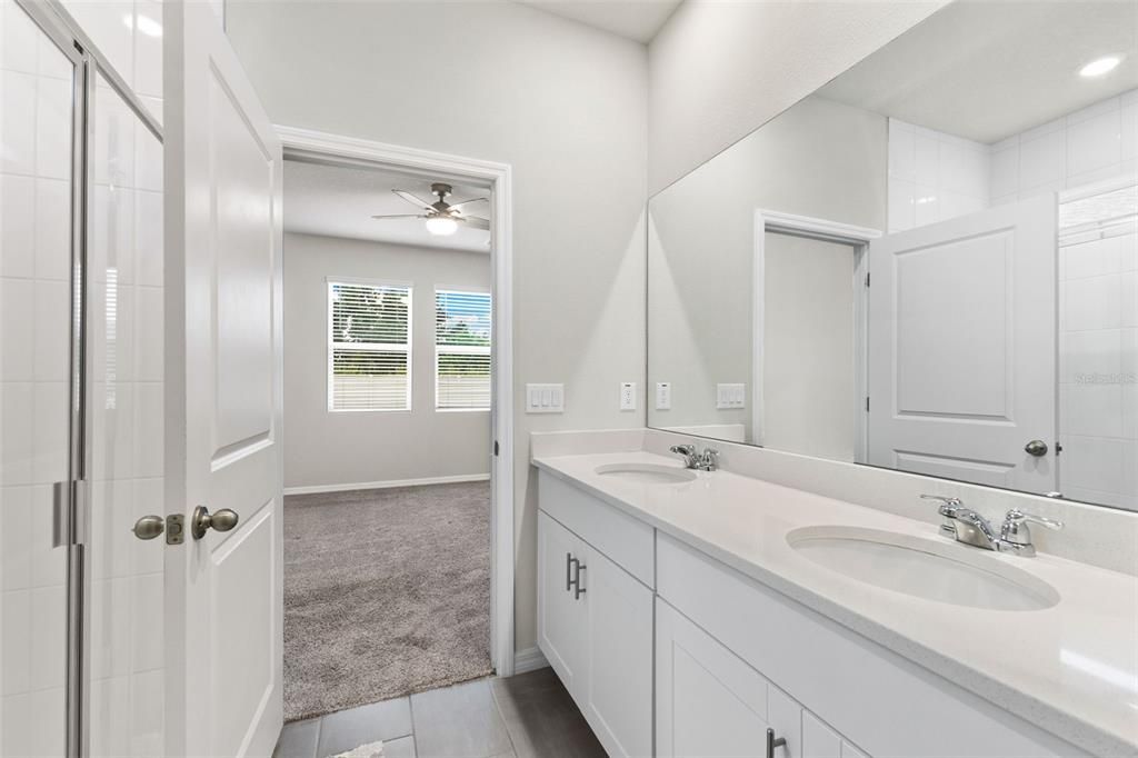 合同活跃: $360,000 (4 贝兹, 2 浴室, 2061 平方英尺)