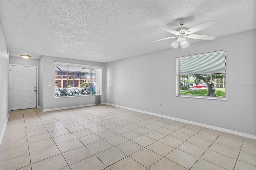 For Sale: $154,980 (2 beds, 2 baths, 996 Square Feet)