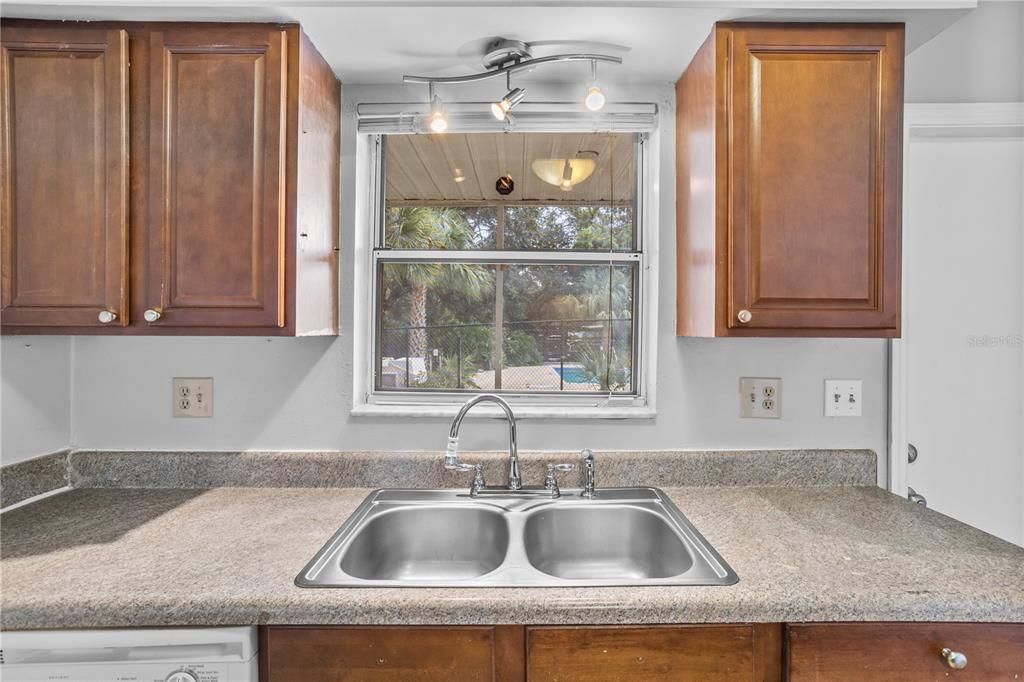 For Sale: $154,980 (2 beds, 2 baths, 996 Square Feet)