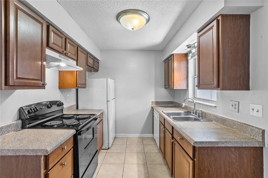 For Sale: $154,980 (2 beds, 2 baths, 996 Square Feet)