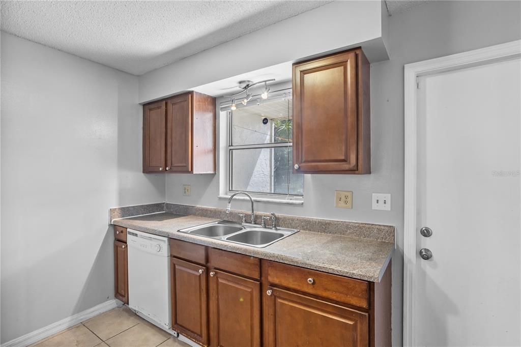 For Sale: $154,980 (2 beds, 2 baths, 996 Square Feet)