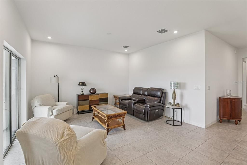 Active With Contract: $362,500 (3 beds, 2 baths, 1589 Square Feet)