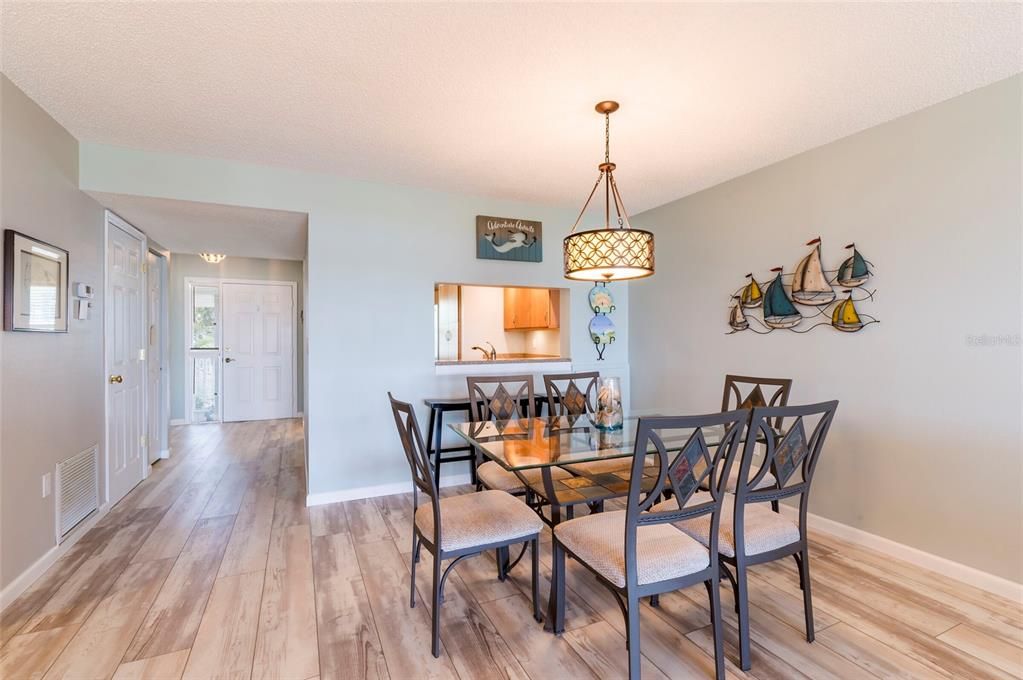 出租: $3,200 (2 贝兹, 2 浴室, 1486 平方英尺)