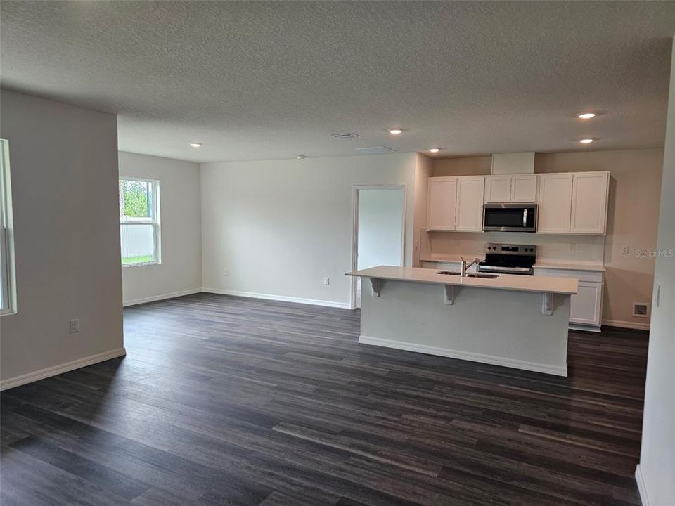 Active With Contract: $324,990 (3 beds, 2 baths, 1672 Square Feet)