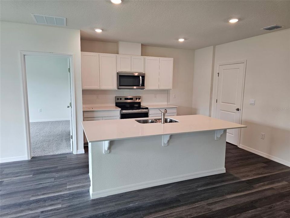 Active With Contract: $324,990 (3 beds, 2 baths, 1672 Square Feet)