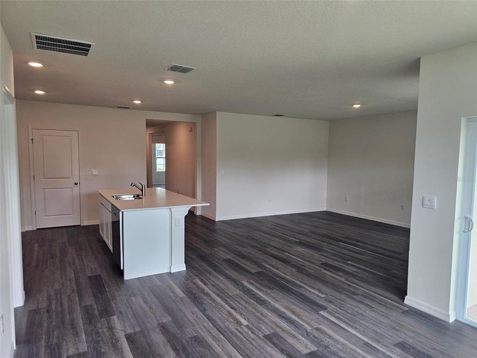 Active With Contract: $324,990 (3 beds, 2 baths, 1672 Square Feet)