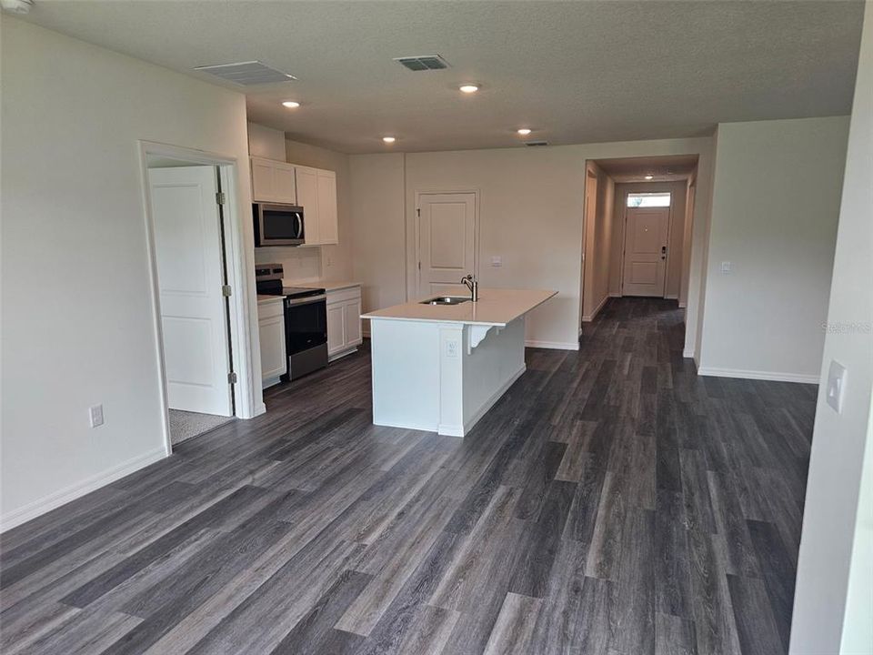 Active With Contract: $324,990 (3 beds, 2 baths, 1672 Square Feet)