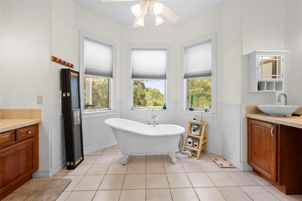 For Sale: $875,000 (5 beds, 4 baths, 2846 Square Feet)