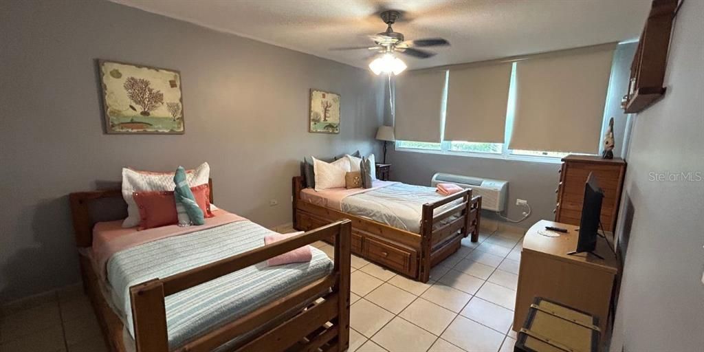 For Sale: $259,900 (2 beds, 2 baths, 953 Square Feet)