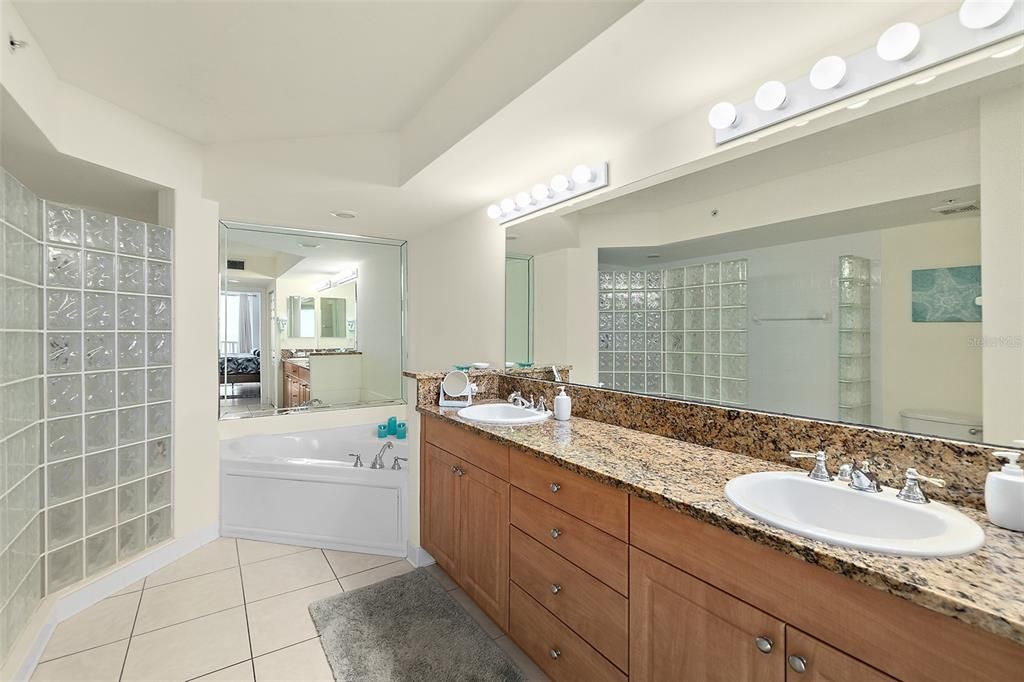 En Venta: $649,000 (3 camas, 3 baños, 2072 Pies cuadrados)