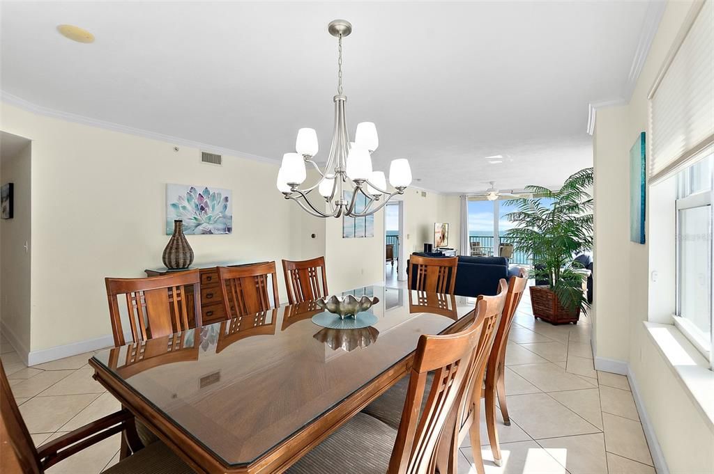 En Venta: $649,000 (3 camas, 3 baños, 2072 Pies cuadrados)