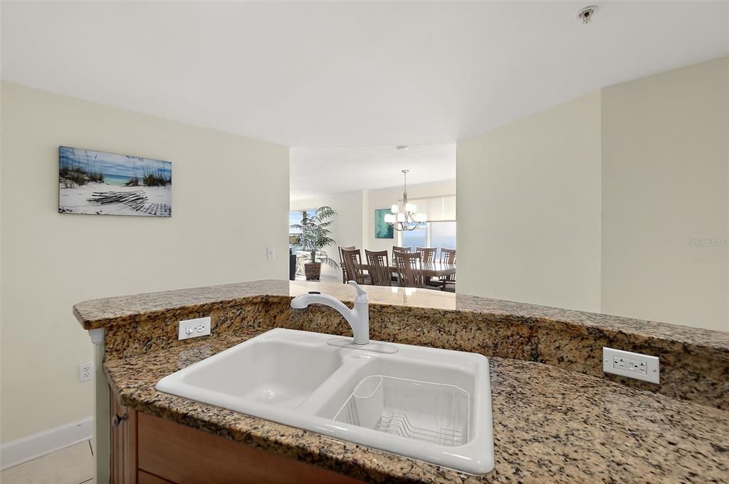 En Venta: $649,000 (3 camas, 3 baños, 2072 Pies cuadrados)